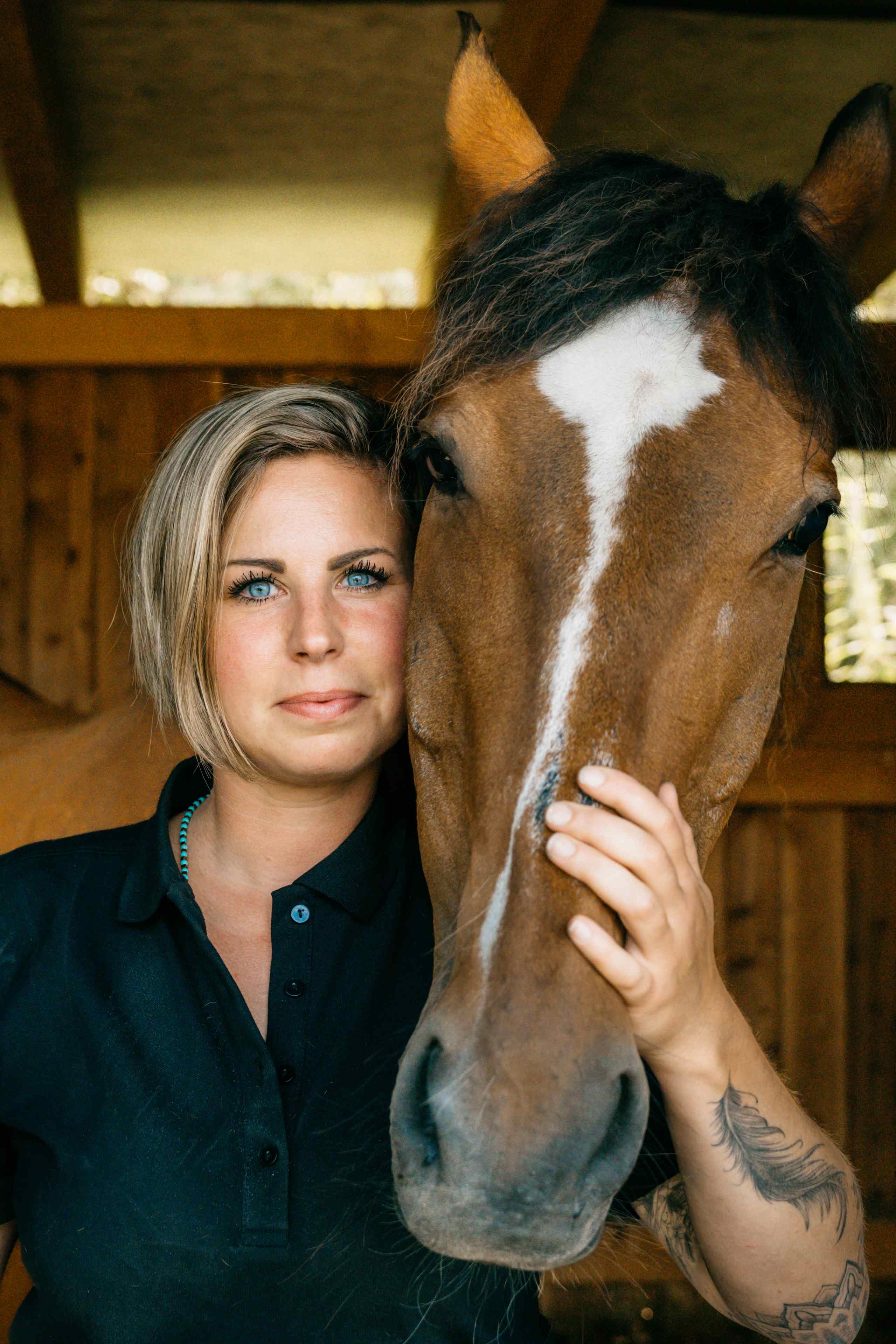 Katja Gath mit Pferd — Tierheilpraktikerin