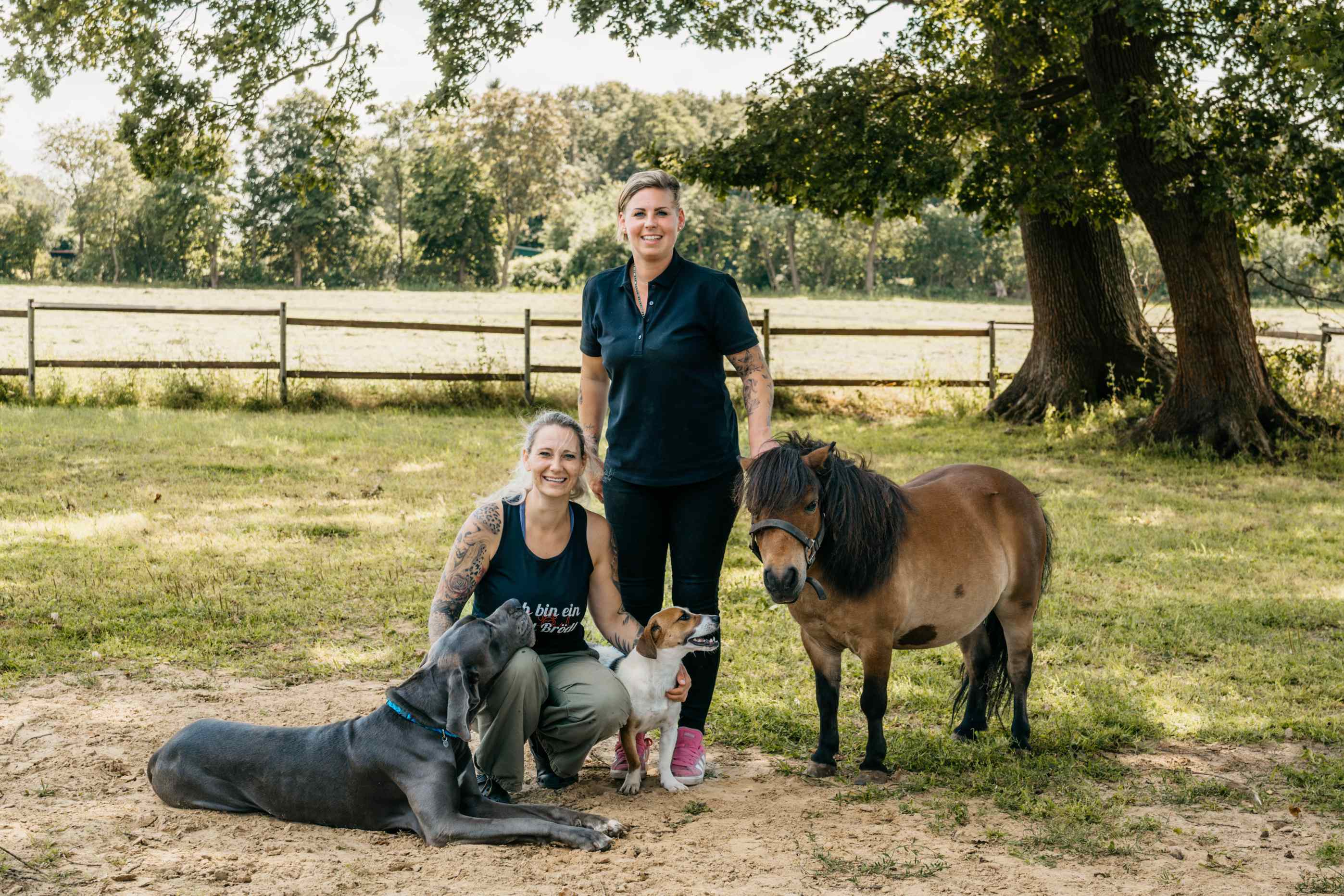 Vitalfonds — Katja und Svenja mit Tieren